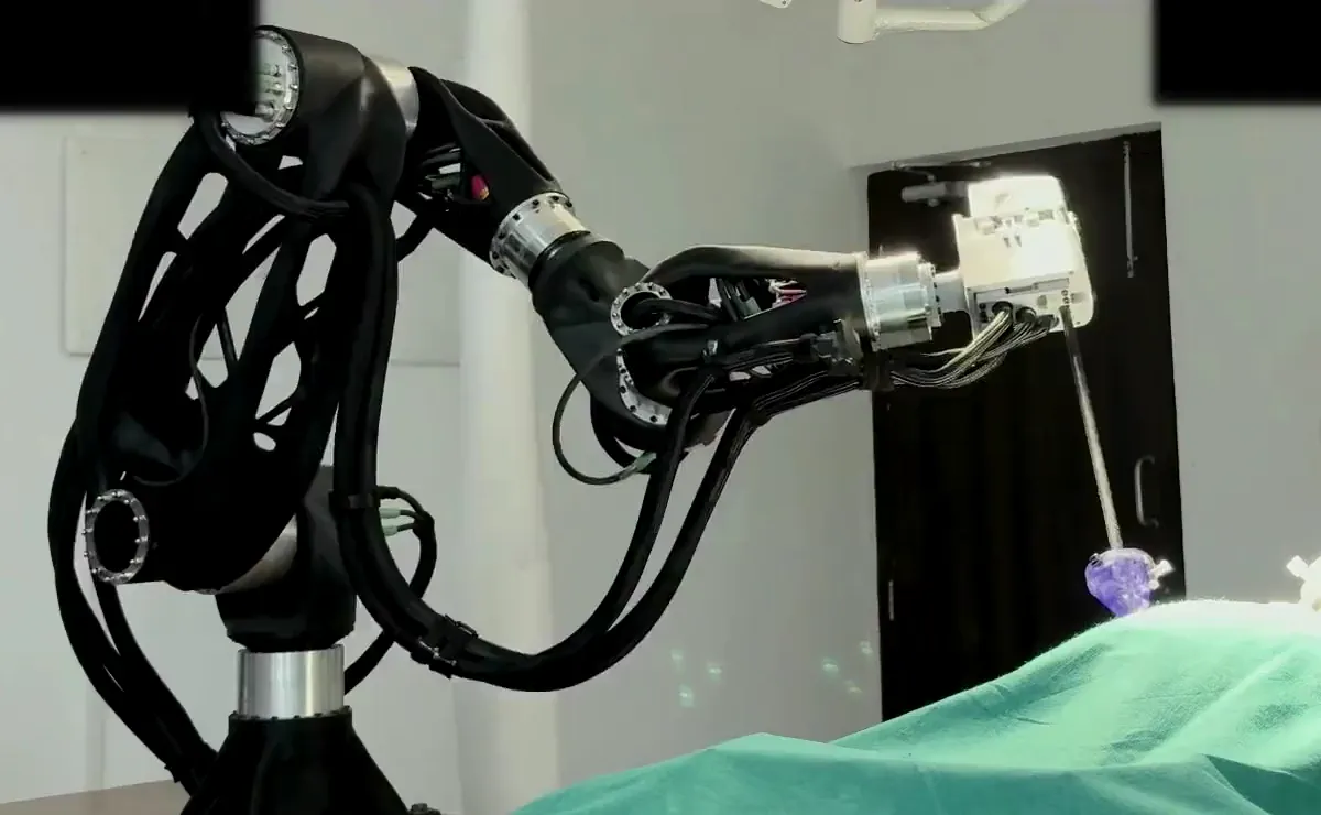 Robotic Surgical Trainer, first frame of the recording. Left of the handle: traced line drawing. Right: the footage.